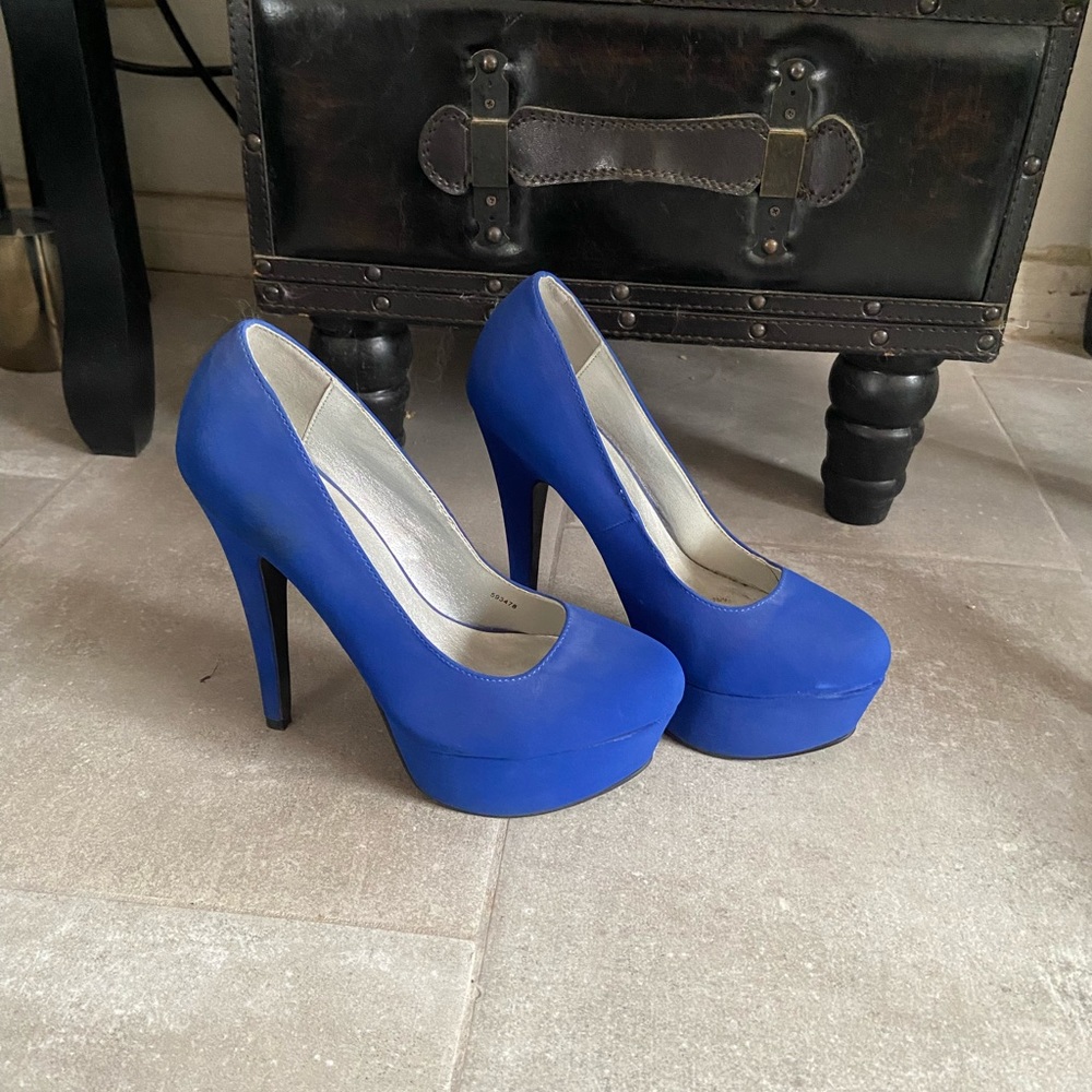 Charlotte Russe nubuck bright blue size 6. Pictures show light wear